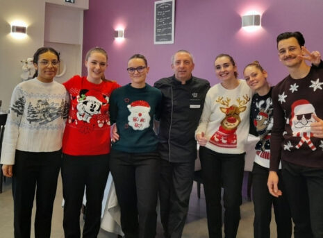 Préparation et service d'un repas de Noël à Vannes par les apprentis Mise à Niveau Cuisine et service, et les apprentis en Sommellerie.