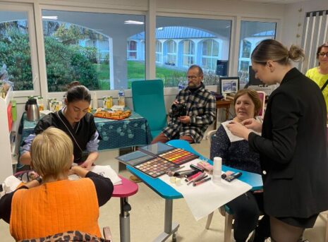 Séance coiffure, manucure et maquillage pour les résidents de l'EHPAD de Lanvallay par les apprentis CMA Formation Bretagne