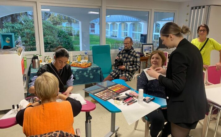 Séance coiffure, manucure et maquillage pour les résidents de l'EHPAD de Lanvallay par les apprentis CMA Formation Bretagne